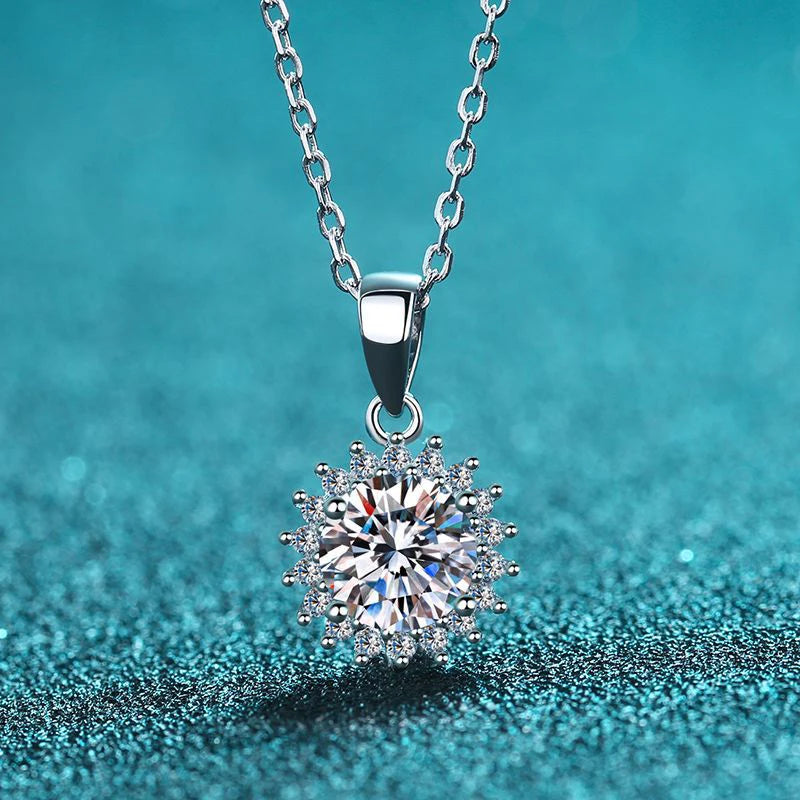 NeeTim 0.5 Karat 1 Karat 2 Karat 3 Karat 5 Karat Moissanit Halskette für Damen Silber 925 mit 18K vergoldeter Labor-Diamant-Blumen-Anhänger-Halsketten