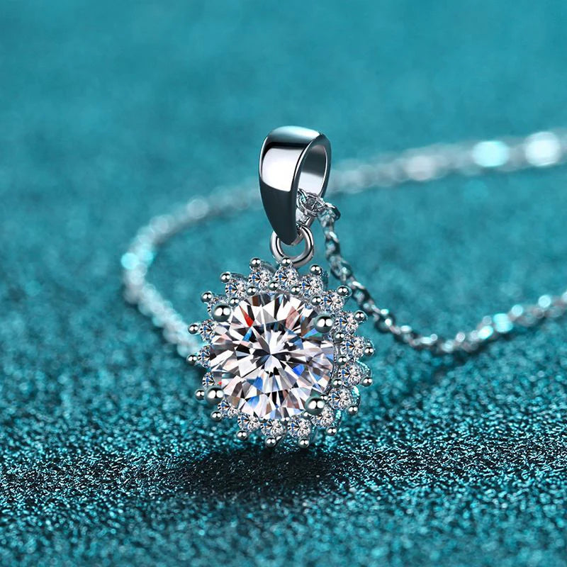 NeeTim 0.5 Karat 1 Karat 2 Karat 3 Karat 5 Karat Moissanit Halskette für Damen Silber 925 mit 18K vergoldeter Labor-Diamant-Blumen-Anhänger-Halsketten