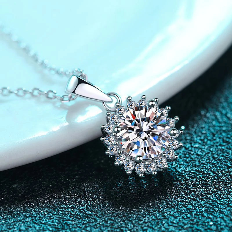 NeeTim 0.5 Karat 1 Karat 2 Karat 3 Karat 5 Karat Moissanit Halskette für Damen Silber 925 mit 18K vergoldeter Labor-Diamant-Blumen-Anhänger-Halsketten