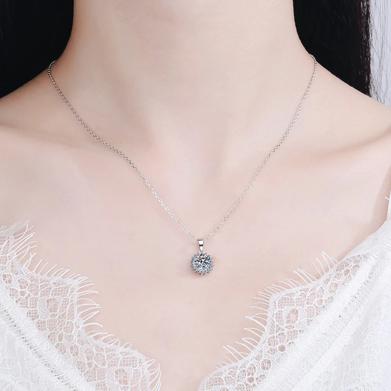NeeTim 0.5 Karat 1 Karat 2 Karat 3 Karat 5 Karat Moissanit Halskette für Damen Silber 925 mit 18K vergoldeter Labor-Diamant-Blumen-Anhänger-Halsketten